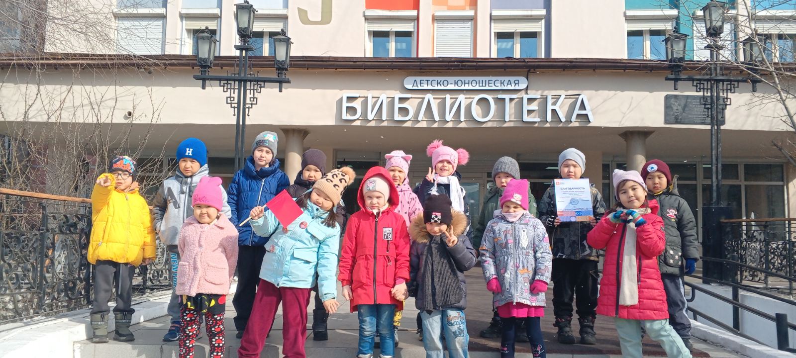 В день детской книги сходили в библиотеку.