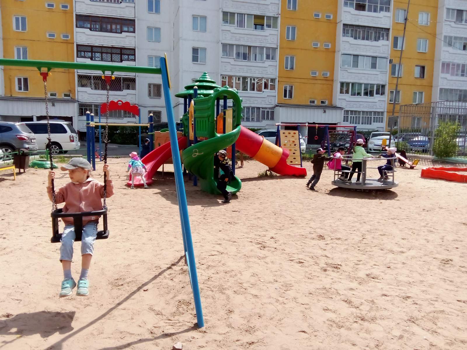 Игры детей на детских площадках.