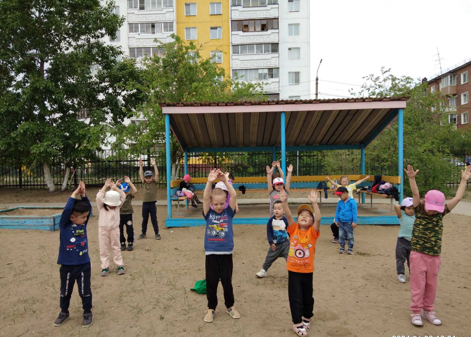 Утренняя гимнастика на улице.