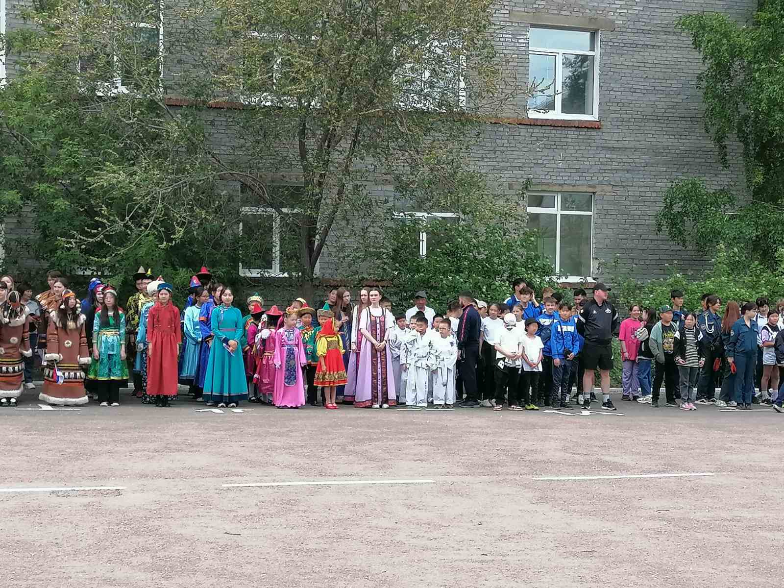 Сегодня наша школа праздновала День России.