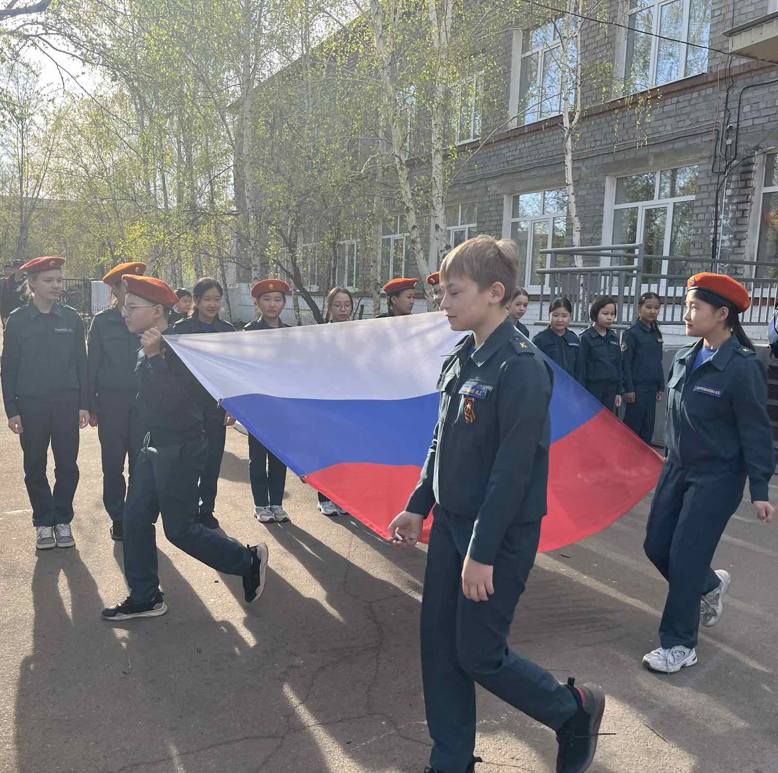 Еженедельное поднятие флага.