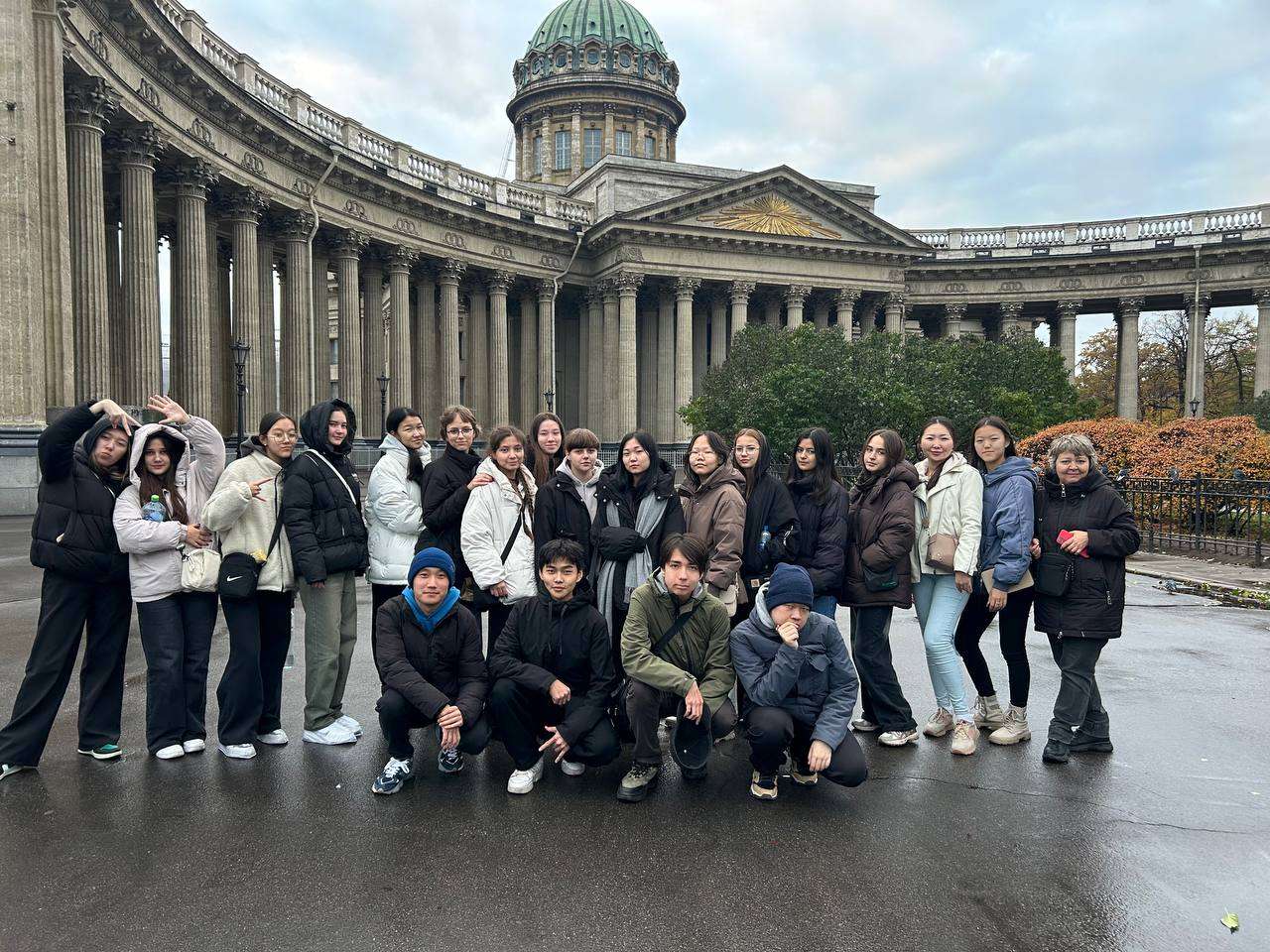 На осенние каникулы группа ребят из 8Е, 9Б,10В,11А и 11 В классов совершили познавательный тур по культурно-историческим  достопримечательностям Москвы и Петербурга.