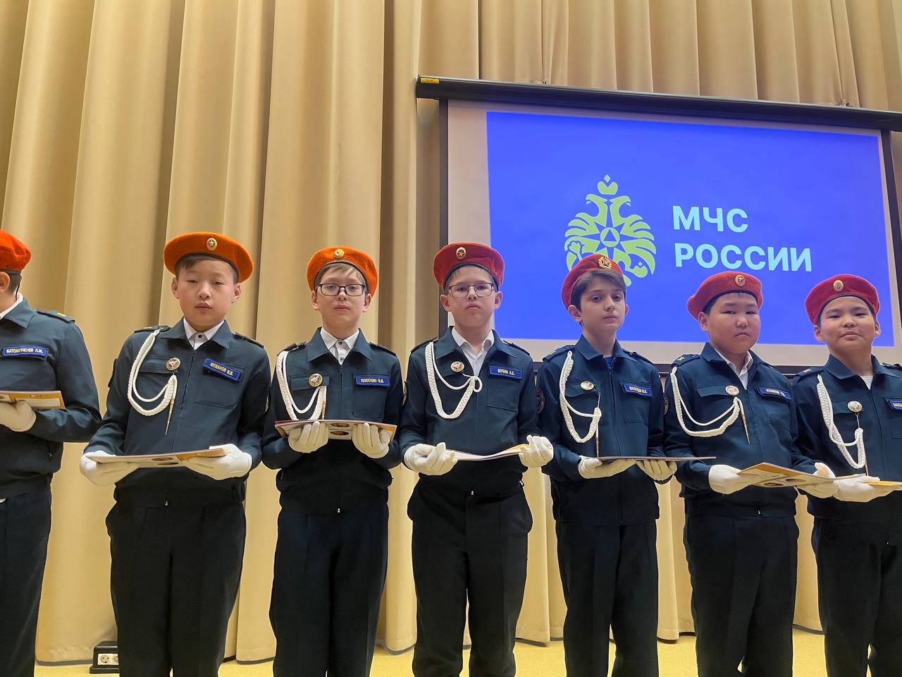 Посвящение в Юные спасатели.
